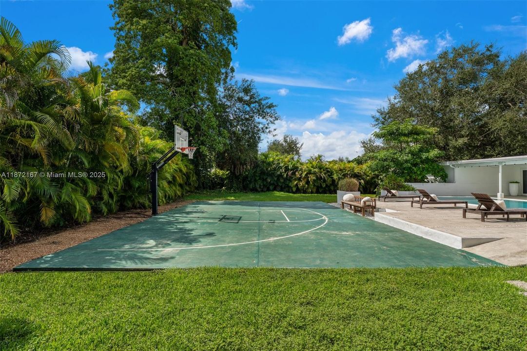 Active With Contract: $2,500,000 (4 beds, 3 baths, 2916 Square Feet)