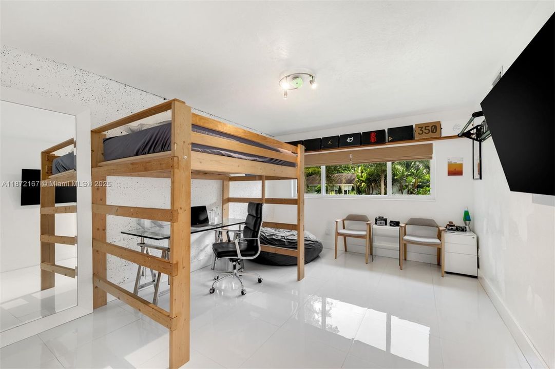 Active With Contract: $2,500,000 (4 beds, 3 baths, 2916 Square Feet)