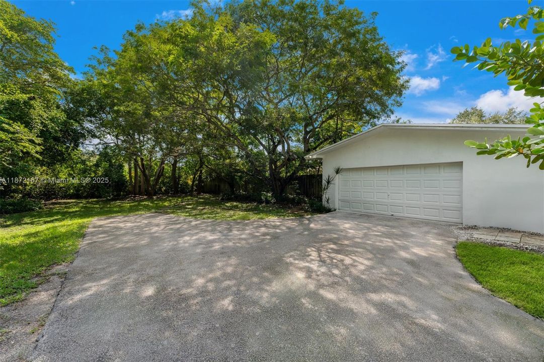 Active With Contract: $2,500,000 (4 beds, 3 baths, 2916 Square Feet)