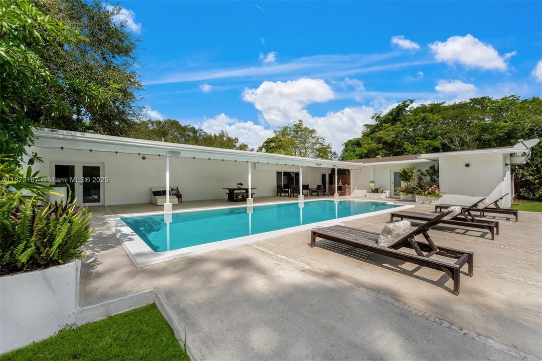 Active With Contract: $2,500,000 (4 beds, 3 baths, 2916 Square Feet)