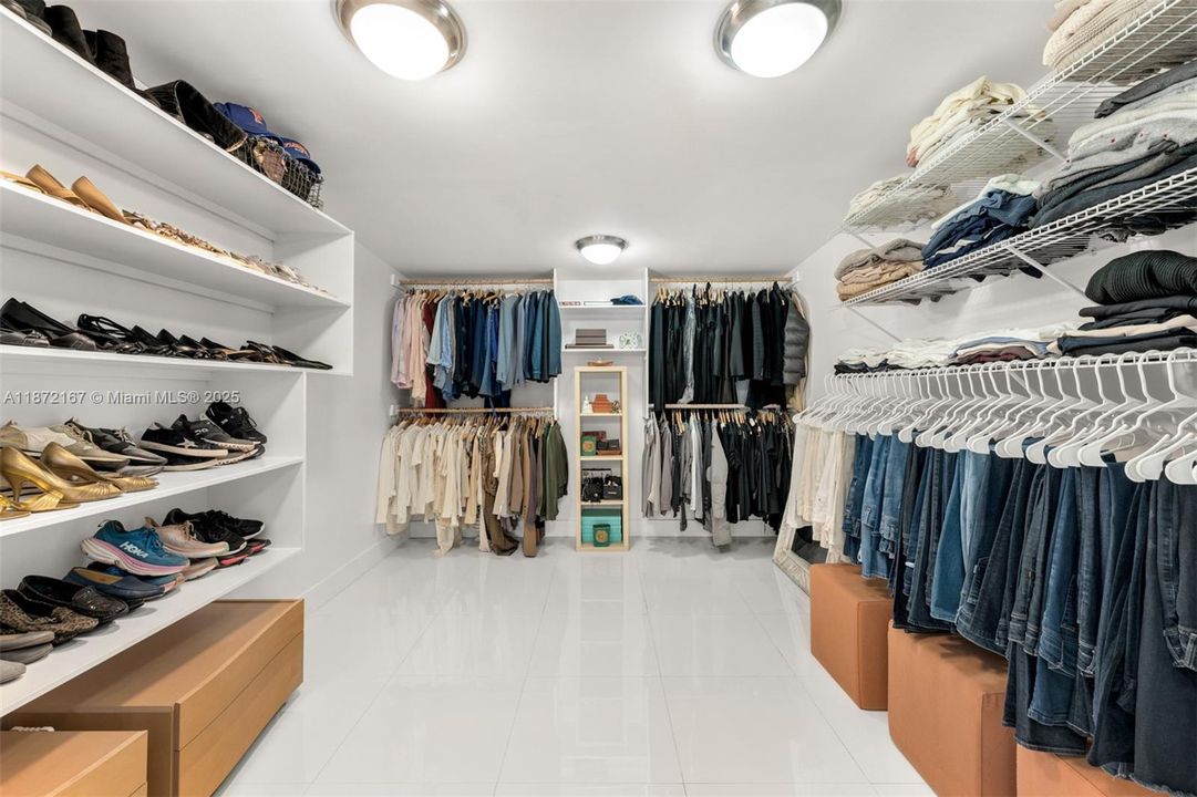 Active With Contract: $2,500,000 (4 beds, 3 baths, 2916 Square Feet)