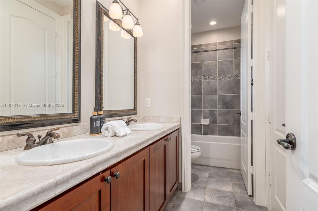 Recently Sold: $2,290,000 (5 beds, 4 baths, 4224 Square Feet)