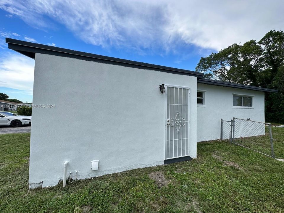 Activo con contrato: $300,000 (3 camas, 1 baños, 864 Pies cuadrados)