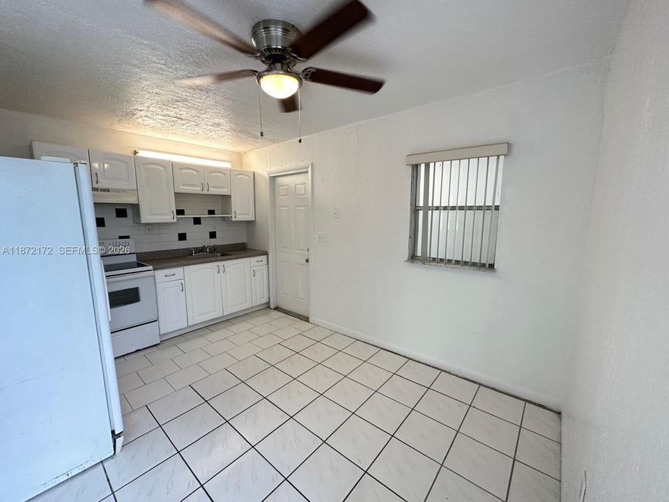 Activo con contrato: $300,000 (3 camas, 1 baños, 864 Pies cuadrados)