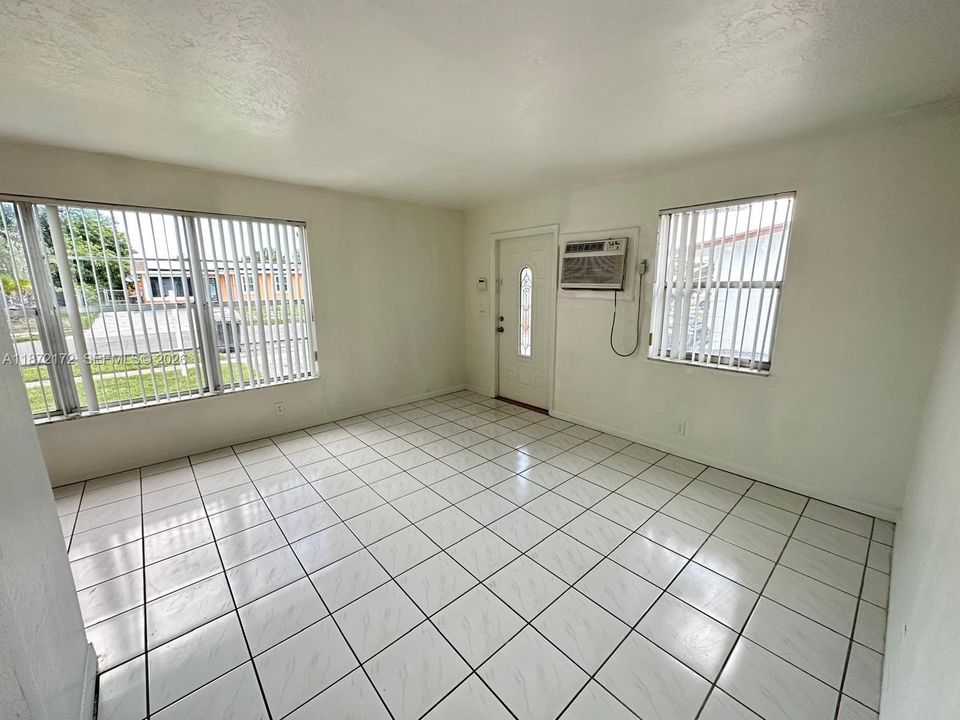 Activo con contrato: $300,000 (3 camas, 1 baños, 864 Pies cuadrados)