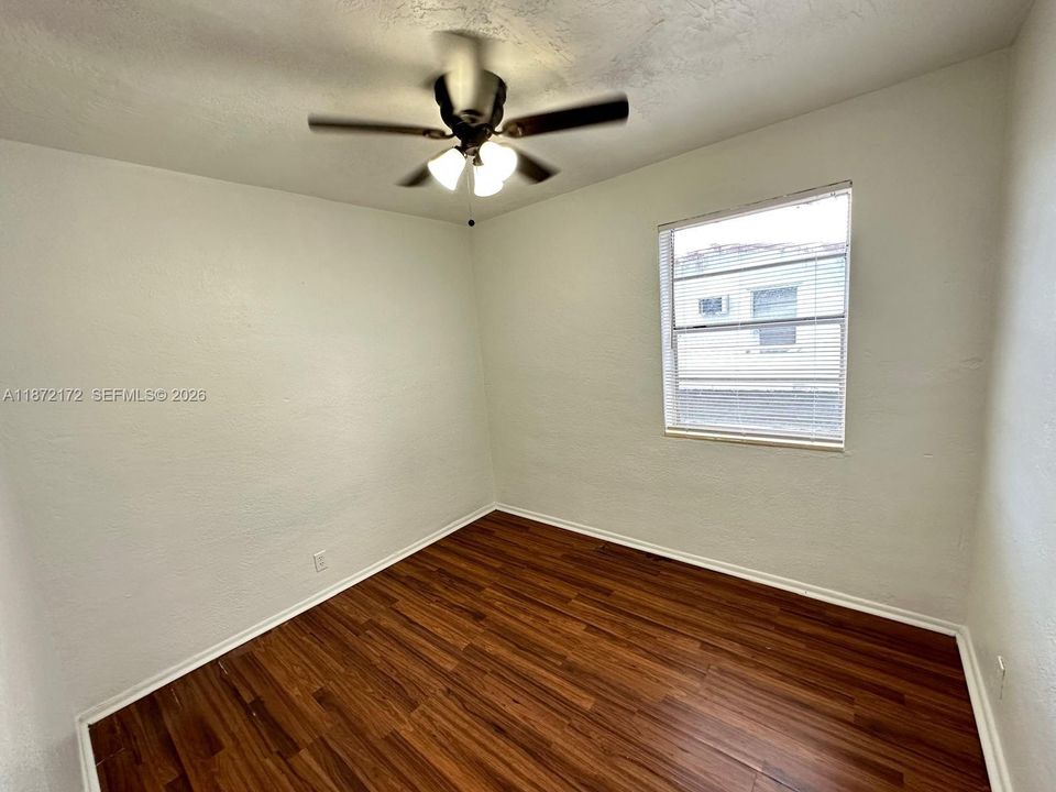 Activo con contrato: $300,000 (3 camas, 1 baños, 864 Pies cuadrados)
