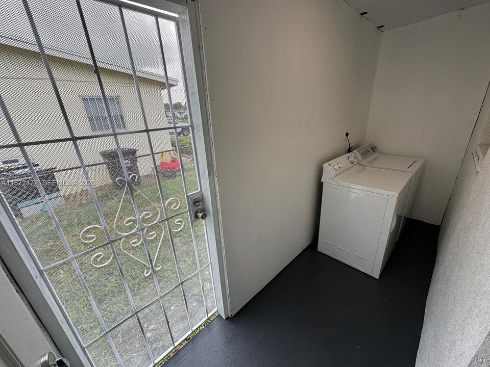 Activo con contrato: $300,000 (3 camas, 1 baños, 864 Pies cuadrados)