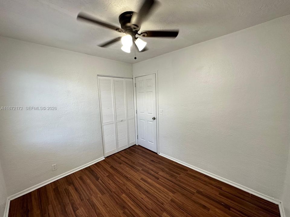 Activo con contrato: $300,000 (3 camas, 1 baños, 864 Pies cuadrados)