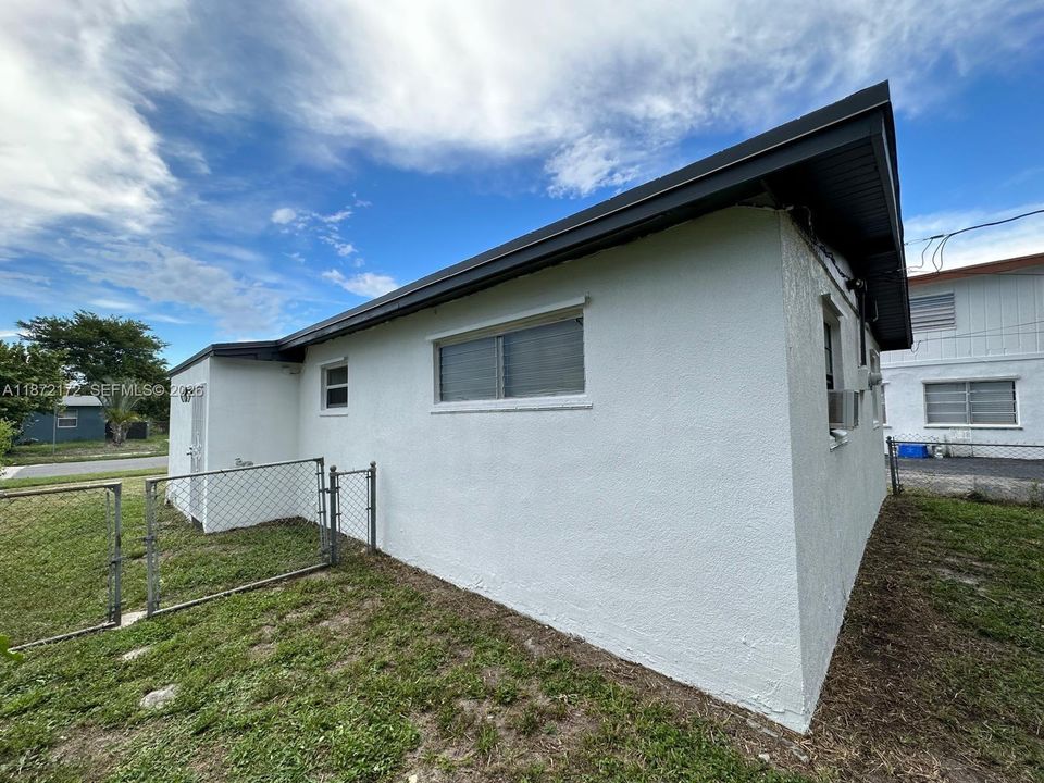 Activo con contrato: $300,000 (3 camas, 1 baños, 864 Pies cuadrados)