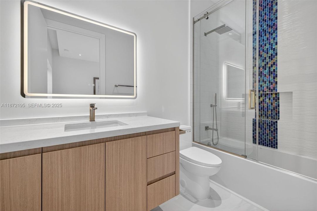 2nd Suite Bath w/ tub