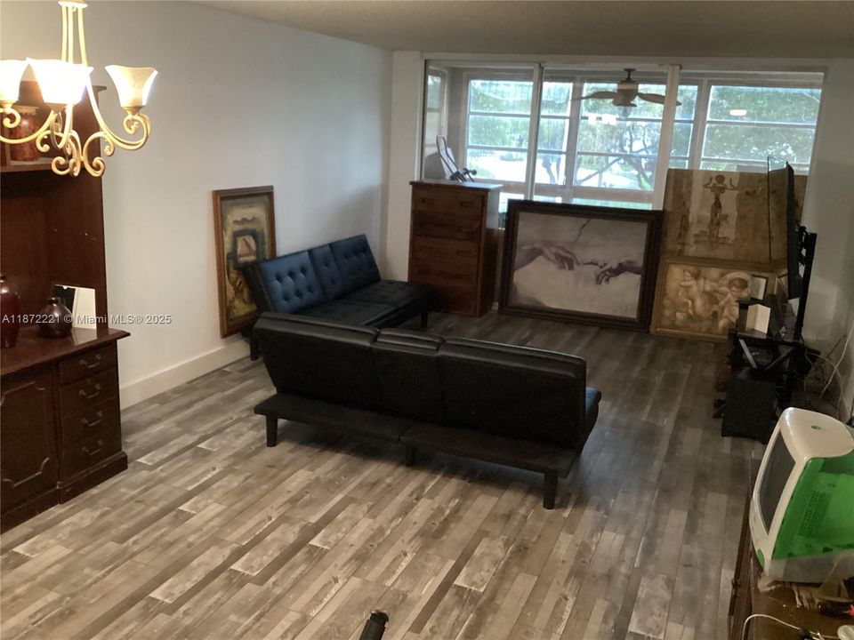 Active With Contract: $160,000 (2 beds, 2 baths, 1075 Square Feet)