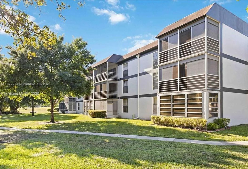 Active With Contract: $160,000 (2 beds, 2 baths, 1075 Square Feet)