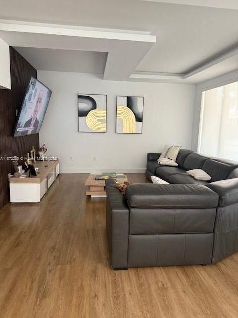 出租: $8,500 (5 贝兹, 3 浴室, 3196 平方英尺)