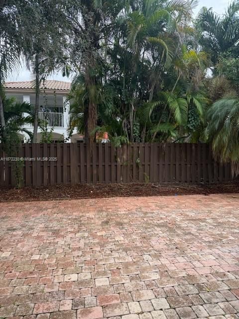 出租: $8,500 (5 贝兹, 3 浴室, 3196 平方英尺)