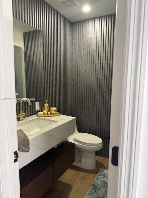 出租: $8,500 (5 贝兹, 3 浴室, 3196 平方英尺)