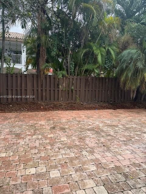 出租: $8,500 (5 贝兹, 3 浴室, 3196 平方英尺)