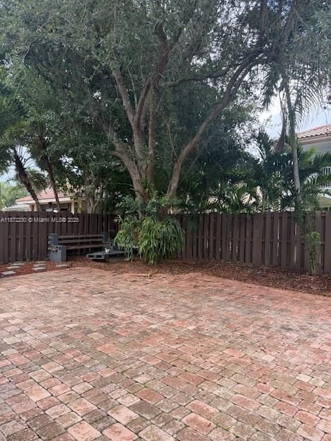 出租: $8,500 (5 贝兹, 3 浴室, 3196 平方英尺)