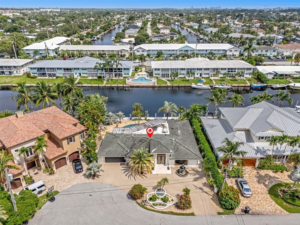 合同活跃: $2,100,000 (4 贝兹, 3 浴室, 3590 平方英尺)