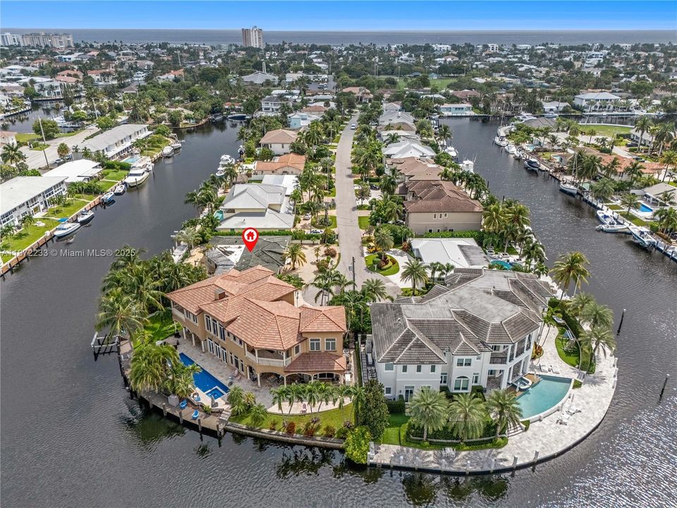 合同活跃: $2,100,000 (4 贝兹, 3 浴室, 3590 平方英尺)