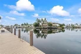 合同活跃: $2,100,000 (4 贝兹, 3 浴室, 3590 平方英尺)