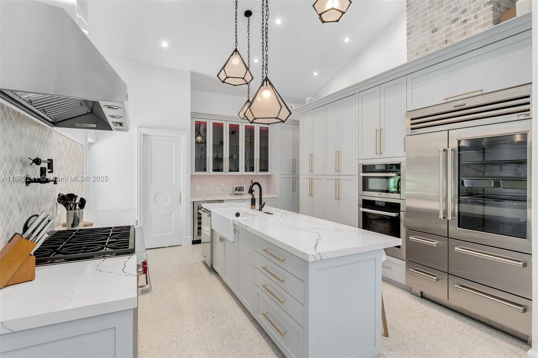 Activo con contrato: $29,550 (5 camas, 4 baños, 4352 Pies cuadrados)