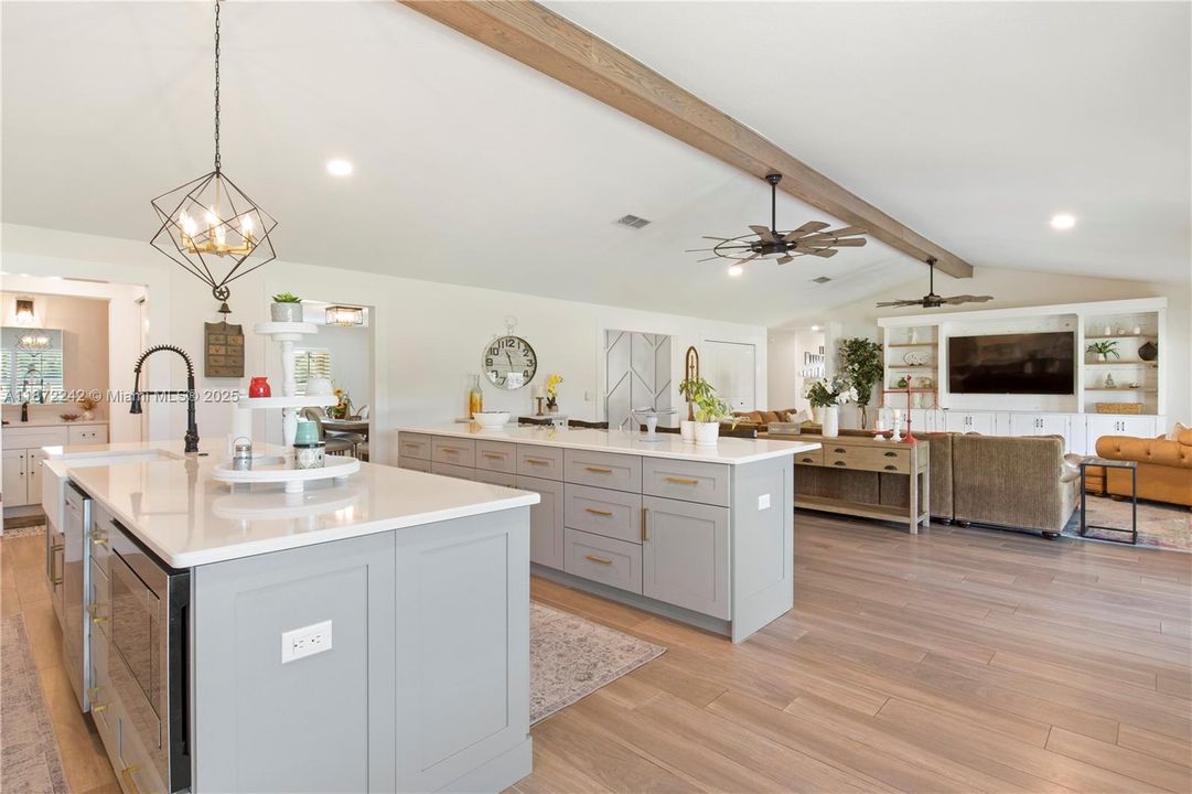 合同活跃: $850,000 (4 贝兹, 3 浴室, 0 平方英尺)