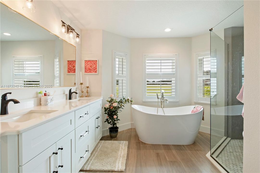 合同活跃: $850,000 (4 贝兹, 3 浴室, 0 平方英尺)