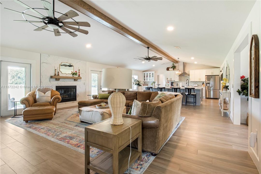 合同活跃: $850,000 (4 贝兹, 3 浴室, 0 平方英尺)