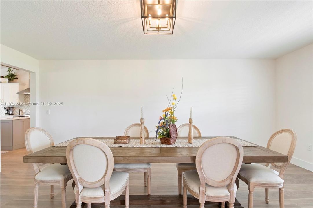 合同活跃: $850,000 (4 贝兹, 3 浴室, 0 平方英尺)