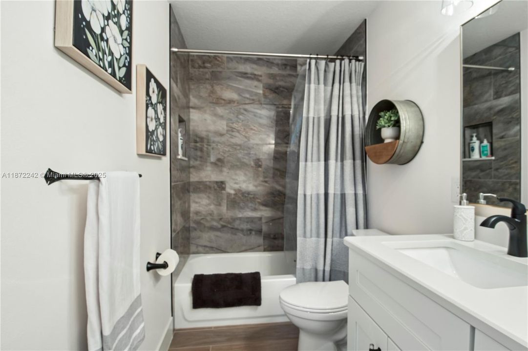 合同活跃: $850,000 (4 贝兹, 3 浴室, 0 平方英尺)