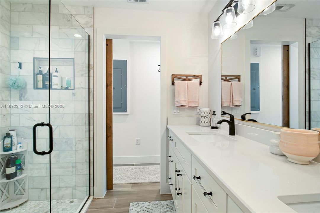 合同活跃: $850,000 (4 贝兹, 3 浴室, 0 平方英尺)