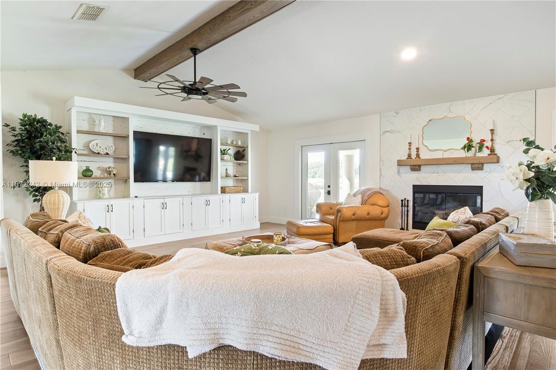 合同活跃: $850,000 (4 贝兹, 3 浴室, 0 平方英尺)