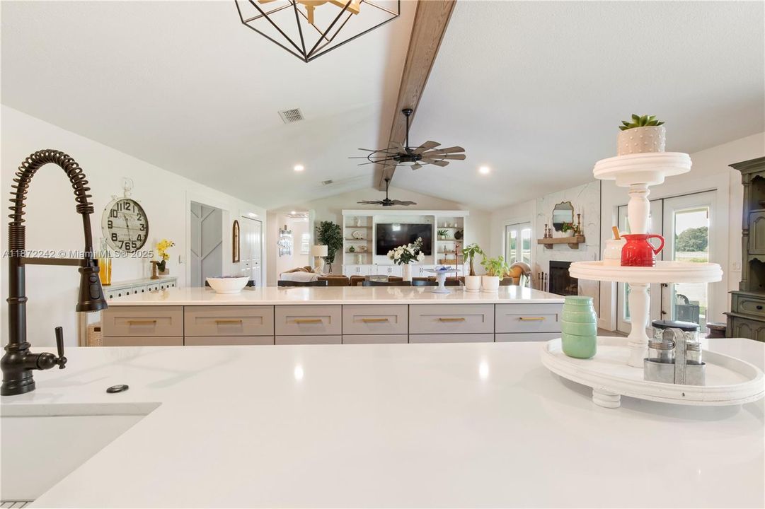 合同活跃: $850,000 (4 贝兹, 3 浴室, 0 平方英尺)