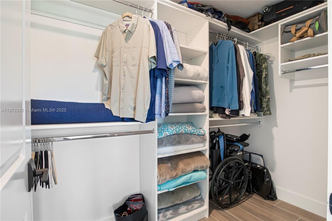 合同活跃: $850,000 (4 贝兹, 3 浴室, 0 平方英尺)