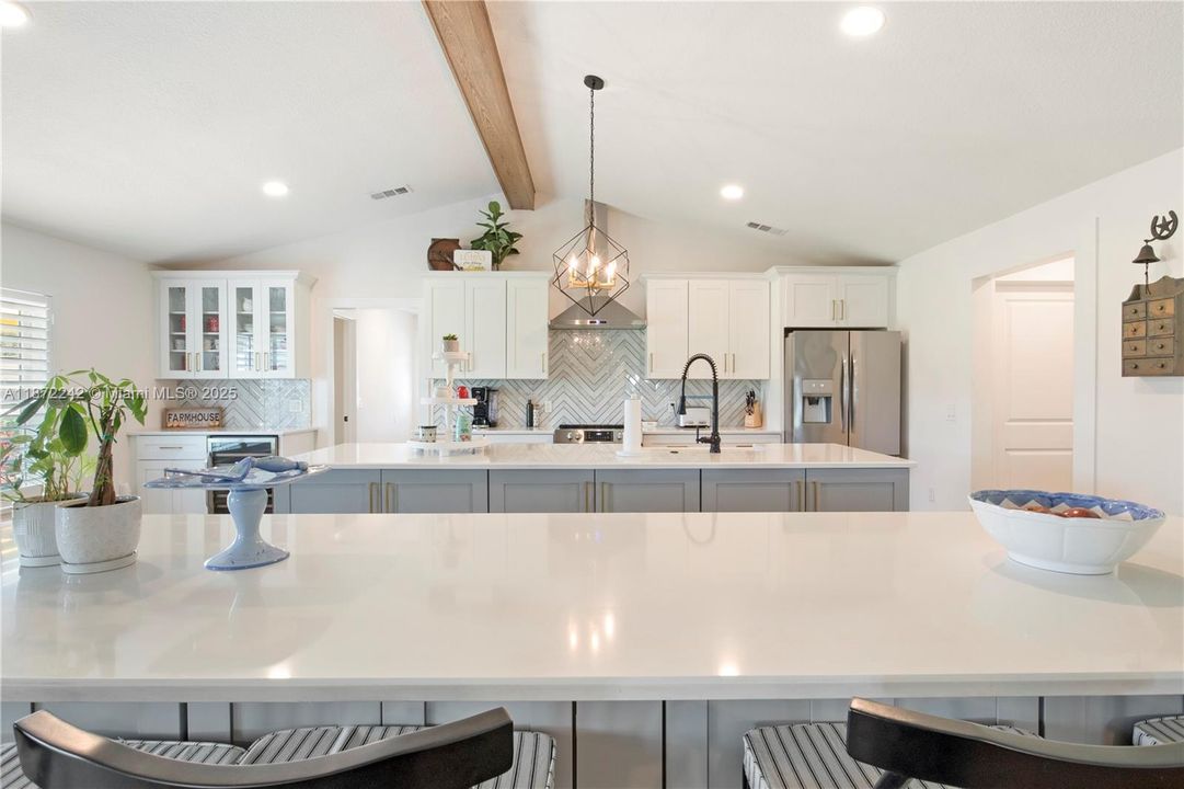 合同活跃: $850,000 (4 贝兹, 3 浴室, 0 平方英尺)