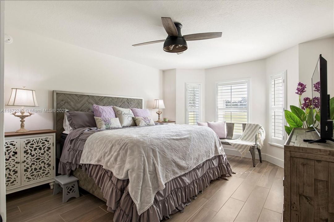 合同活跃: $850,000 (4 贝兹, 3 浴室, 0 平方英尺)