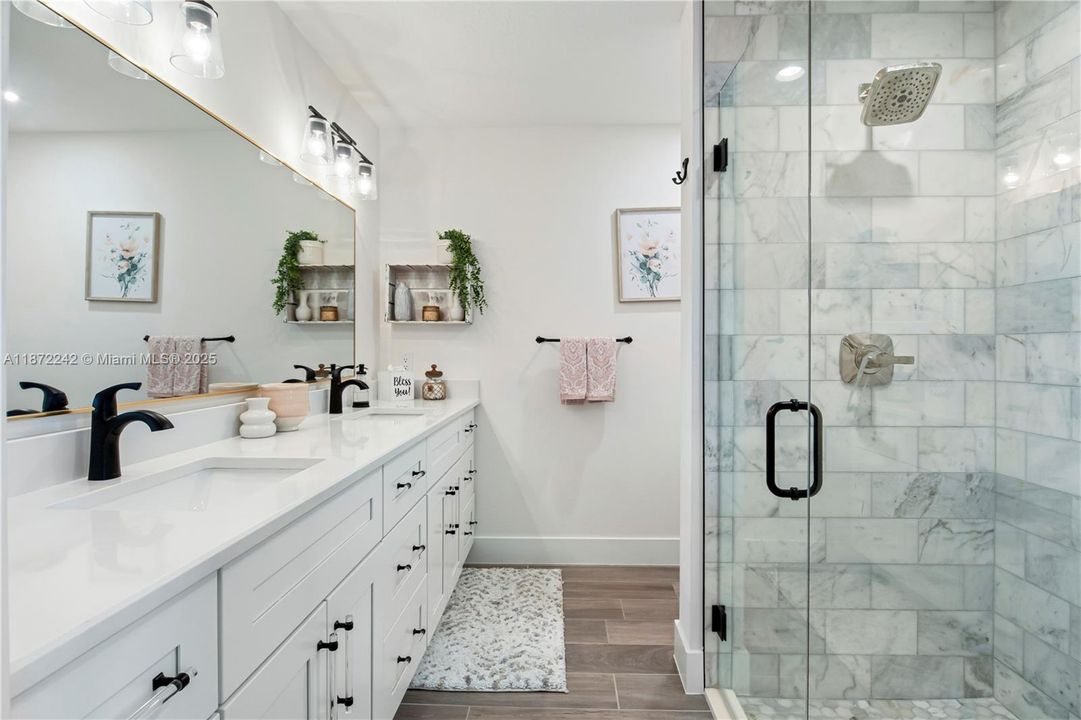 合同活跃: $850,000 (4 贝兹, 3 浴室, 0 平方英尺)