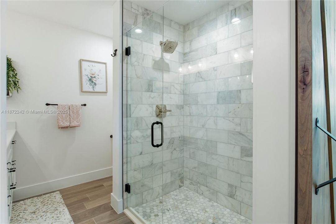 合同活跃: $850,000 (4 贝兹, 3 浴室, 0 平方英尺)