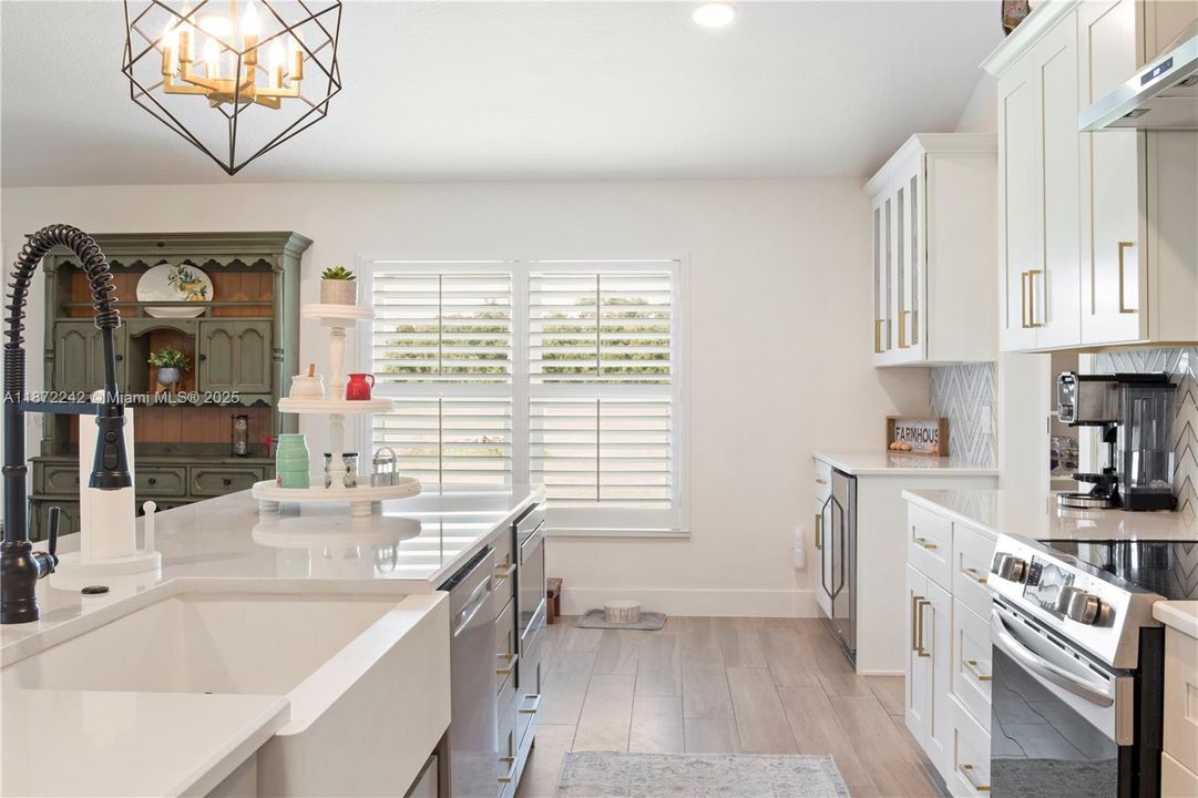 合同活跃: $850,000 (4 贝兹, 3 浴室, 0 平方英尺)