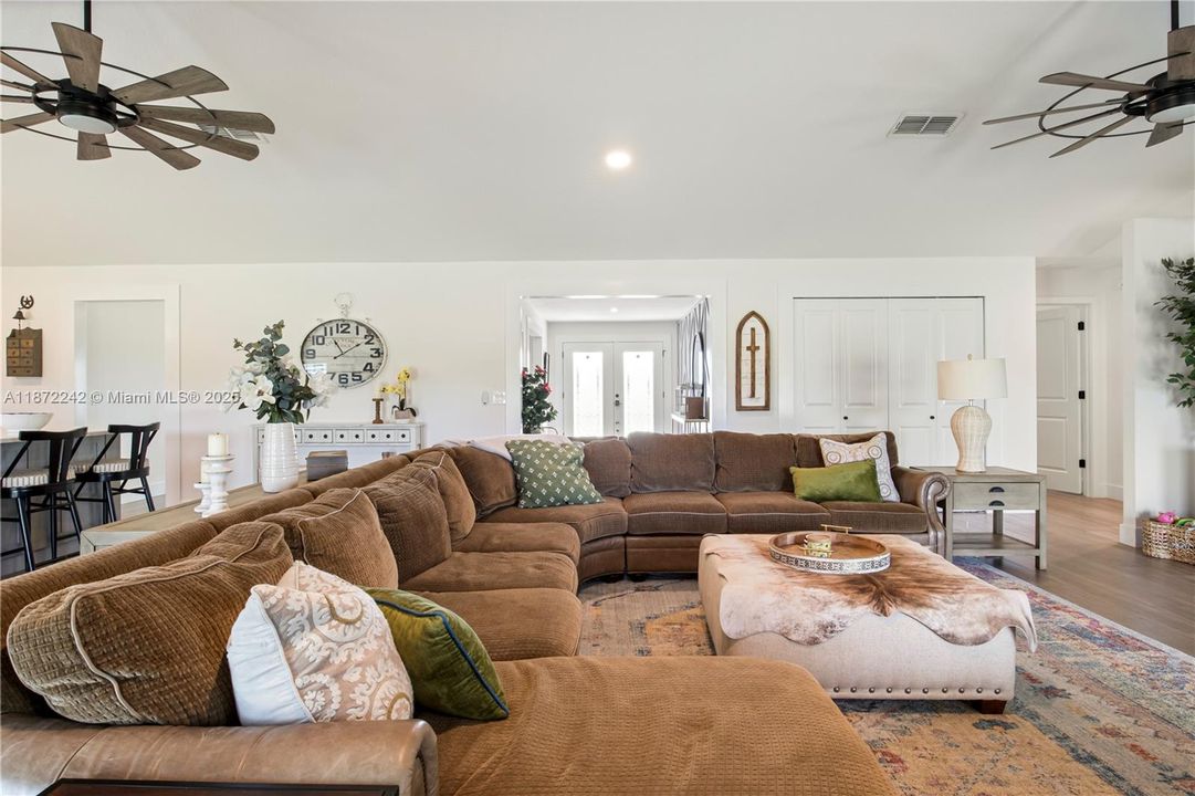 合同活跃: $850,000 (4 贝兹, 3 浴室, 0 平方英尺)