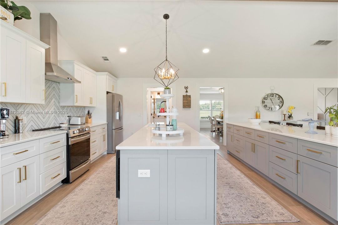 合同活跃: $850,000 (4 贝兹, 3 浴室, 0 平方英尺)