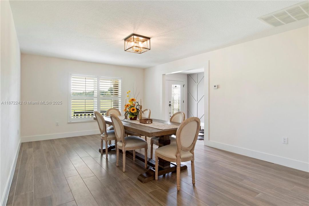 合同活跃: $850,000 (4 贝兹, 3 浴室, 0 平方英尺)