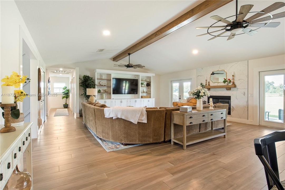 合同活跃: $850,000 (4 贝兹, 3 浴室, 0 平方英尺)