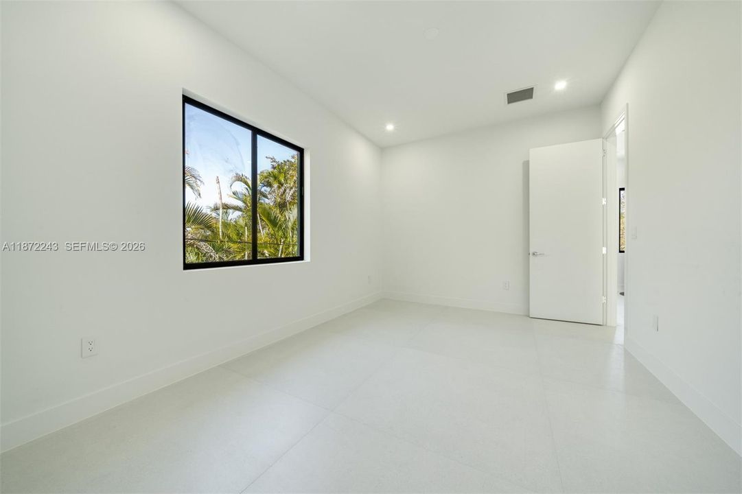 Active With Contract: $2,995,000 (5 beds, 5 baths, 3993 Square Feet)