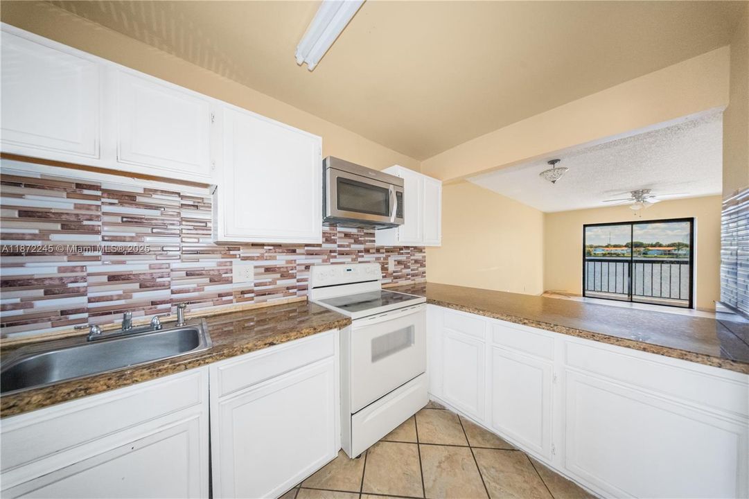 На продажу: $284,000 (2 спален, 2 ванн, 750 Квадратных фут)