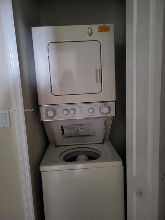 For Sale: $185,000 (2 beds, 2 baths, 930 Square Feet)