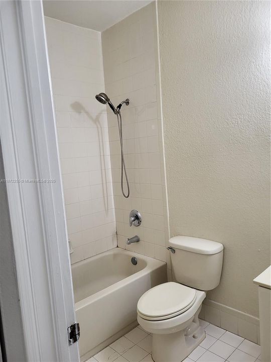 For Sale: $185,000 (2 beds, 2 baths, 930 Square Feet)