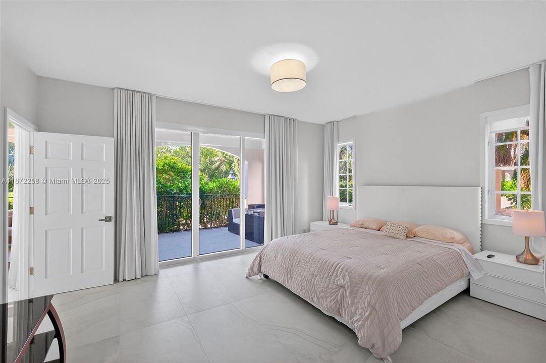 For Sale: $2,300,000 (2 beds, 2 baths, 1429 Square Feet)