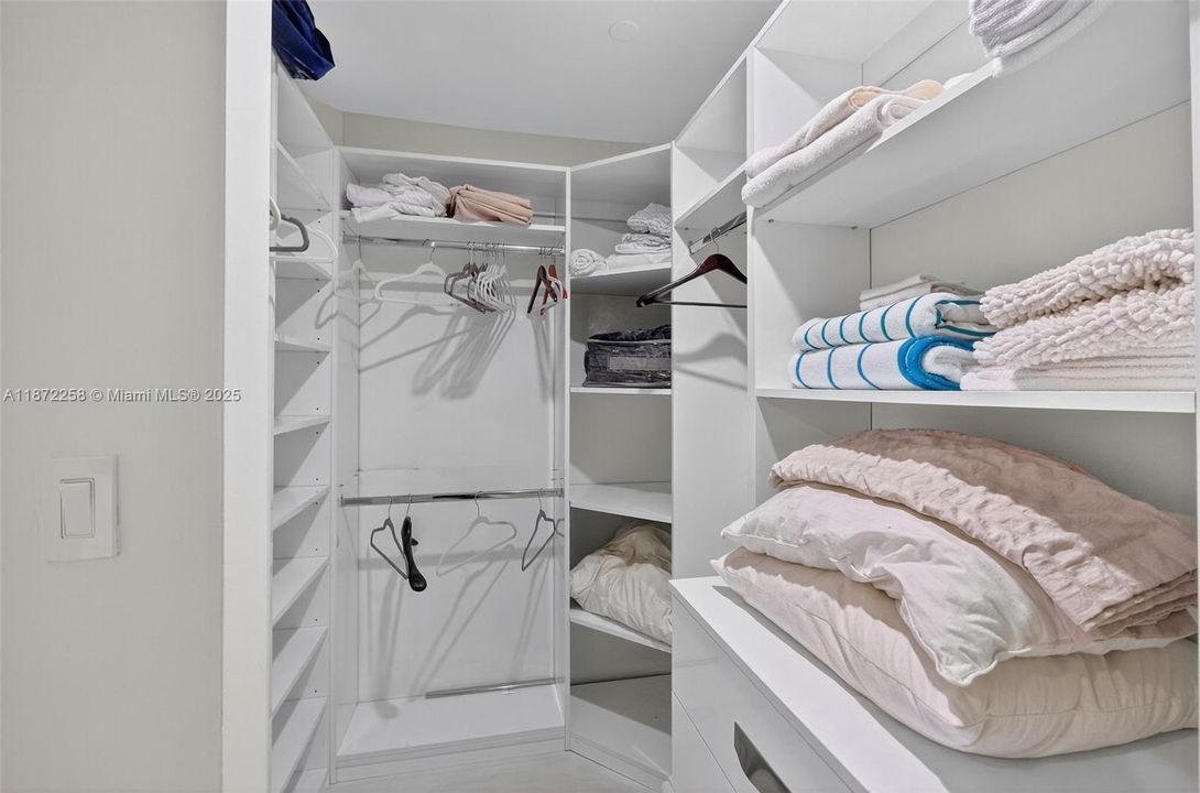 For Sale: $2,300,000 (2 beds, 2 baths, 1429 Square Feet)