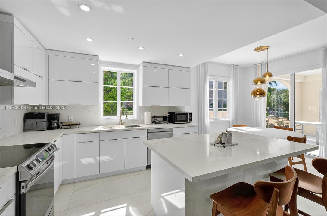 For Sale: $2,300,000 (2 beds, 2 baths, 1429 Square Feet)